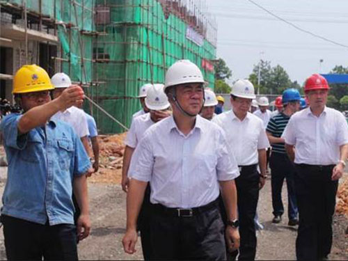 江西省人大常委会党组副书记、副主任 朱虹来哇哈体育贵溪化工农药有限公司开展巡河督导